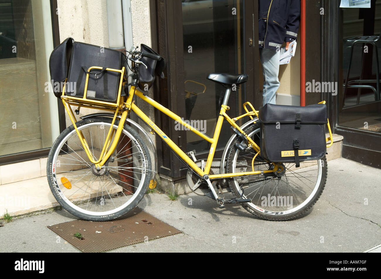 Post Fahrrad La Poste Franzosisch Post Buro Mail Trager Post Service Brieftrager Mann Brief Brief Paket Zustellung Sna Stockfotografie Alamy