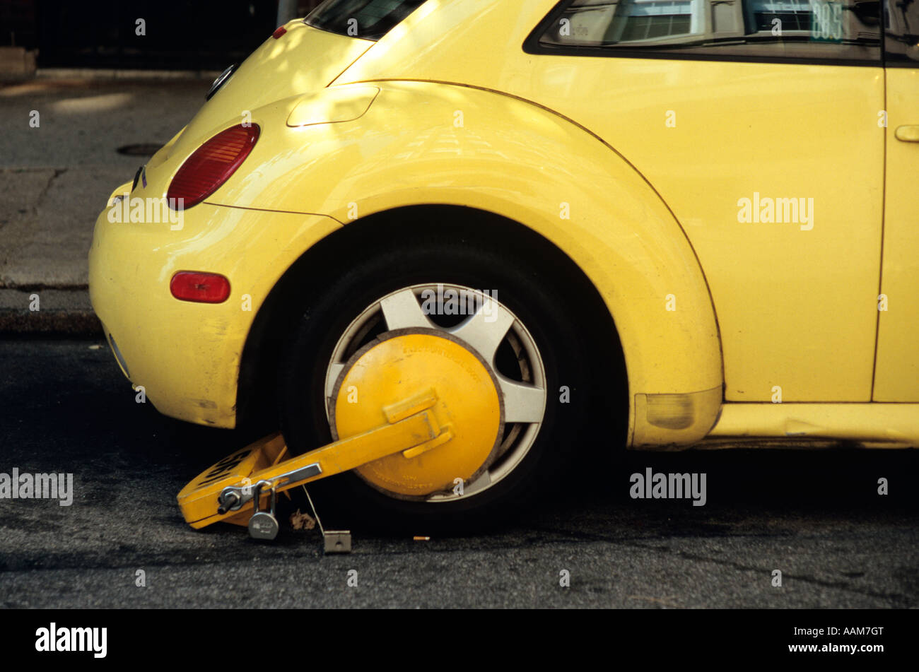 GELBEN VW BUG VOLKSWAGEN BOOT GEBOOTET TICKETS SCHLEPPTAU GESPERRTEN RAD REIFEN Stockfoto
