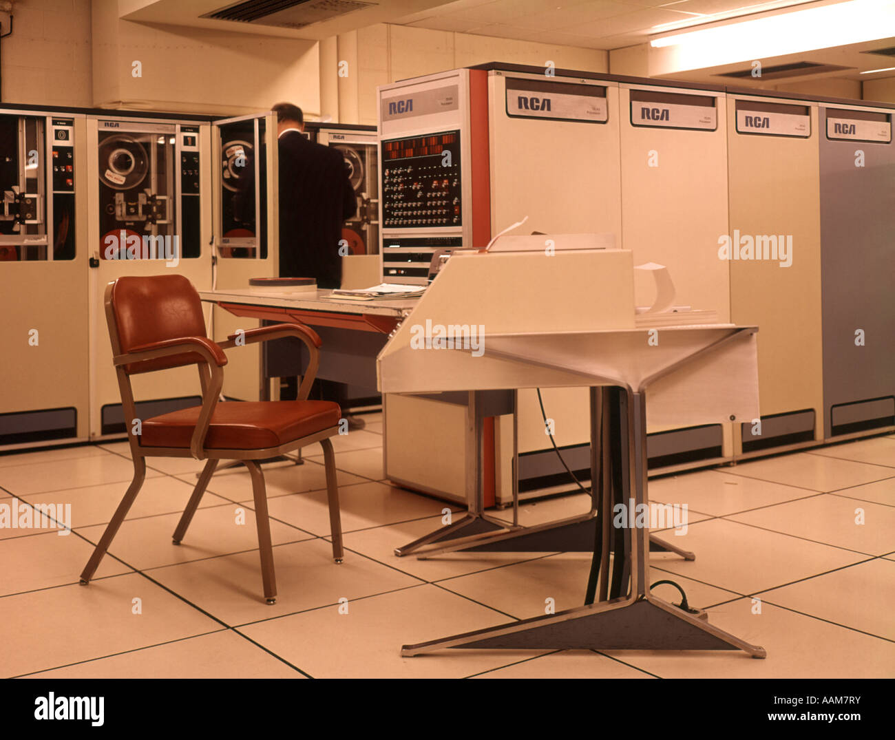 1960S 1970S COMPUTER ZIMMER MANN RCA 7045 PROZESSOR HAUPTRAHMEN Stockfoto
