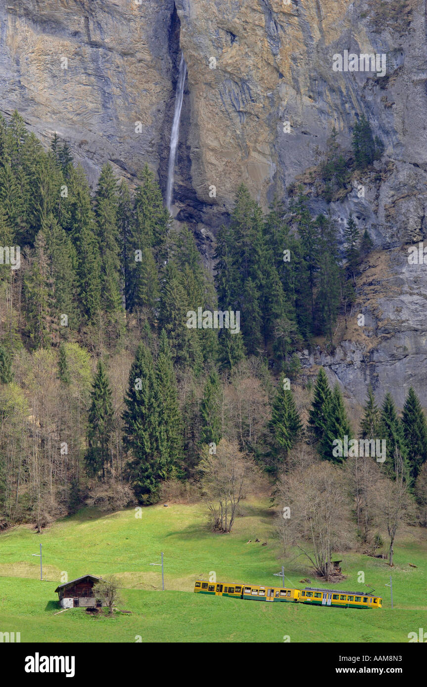 Wengernalp-Bahn-Zug zwischen Lauterbrunnen und Wengen in Lauterbrunnental Schweiz Europa Stockfoto