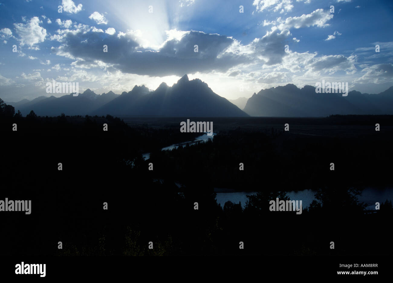 TETON NATIONALPARK WY SONNENSTRAHLEN ÜBER GRAND TETON BEI SONNENUNTERGANG SNAKE RIVER OVERLOOK Stockfoto