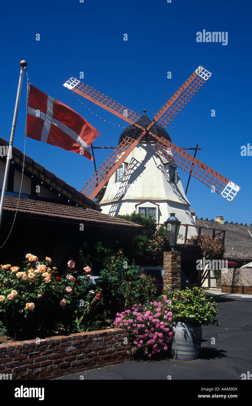 SOLVANG SONNIGEN FELDERN DÄNISCHE FLAGGE WINDMÜHLE BLUMEN CALIFORNIA Stockfoto