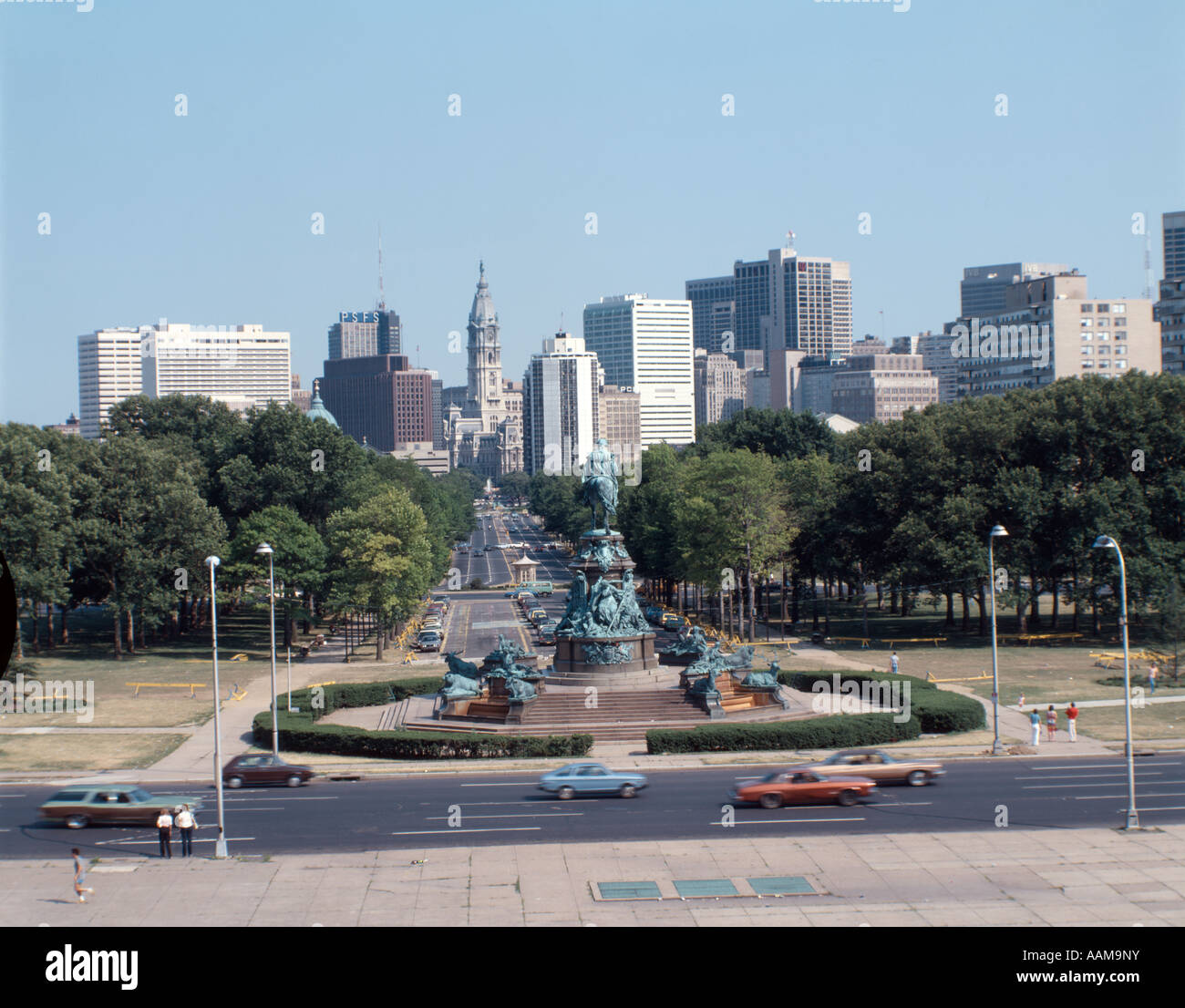 1980 DER 1980ER JAHRE BENJAMIN FRANKLIN PARKWAY EAKINS OVAL GEORGE WASHINGTON STATUE Stockfoto