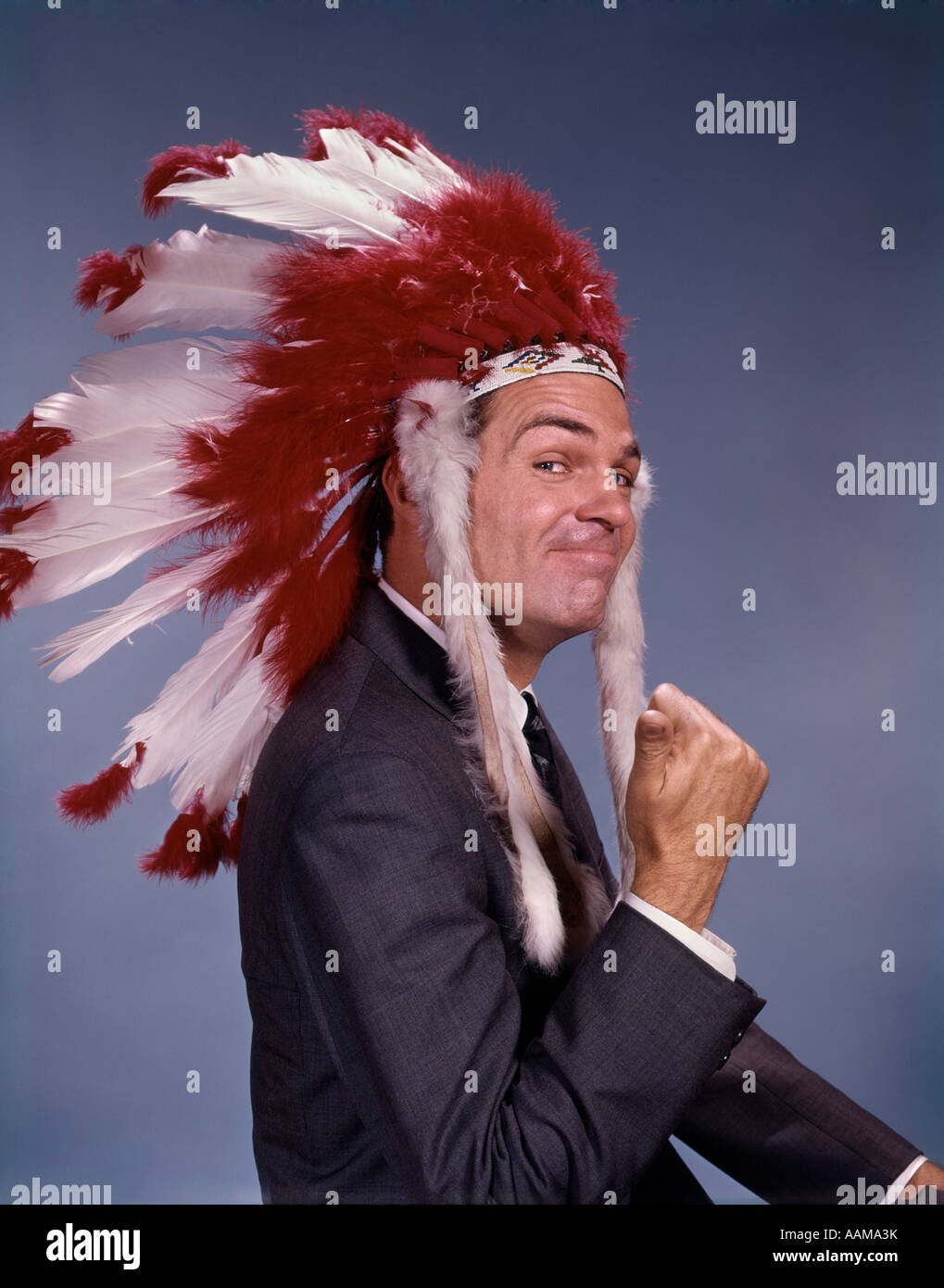 1960ER JAHREN CHARAKTER MANN NATIVE AMERICAN INDIAN CHIEF FEDER KOPFSCHMUCK GESICHTSAUSDRUCK GESTE RETRO VINTAGE Stockfoto