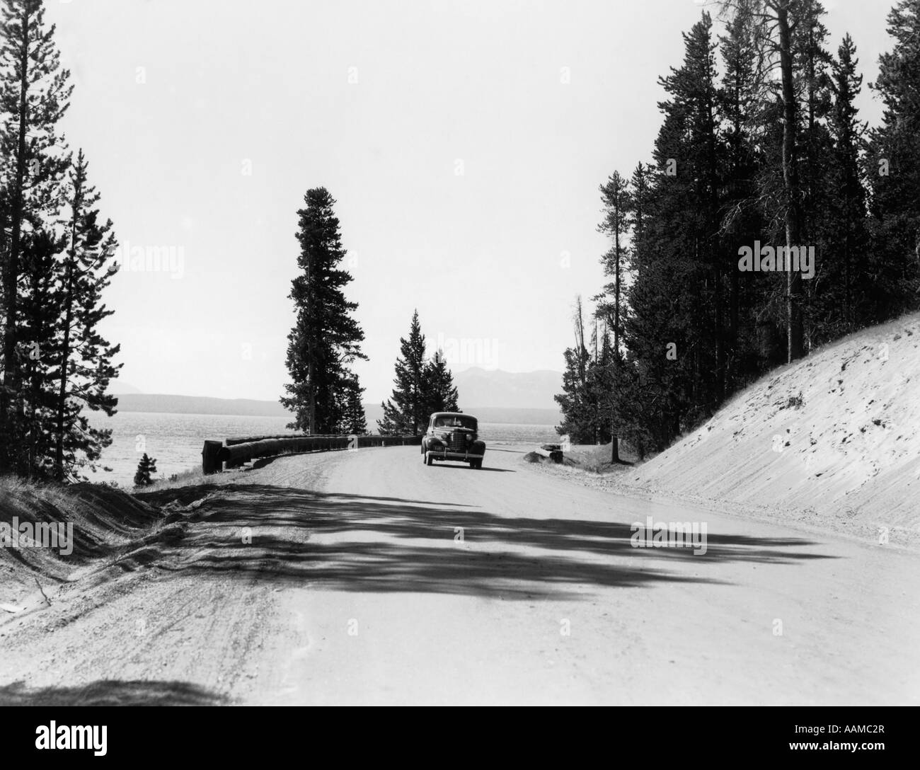 1940ER JAHRE YELLOWSTONE NATIONALPARK SEESTRAßE AUTO Stockfoto