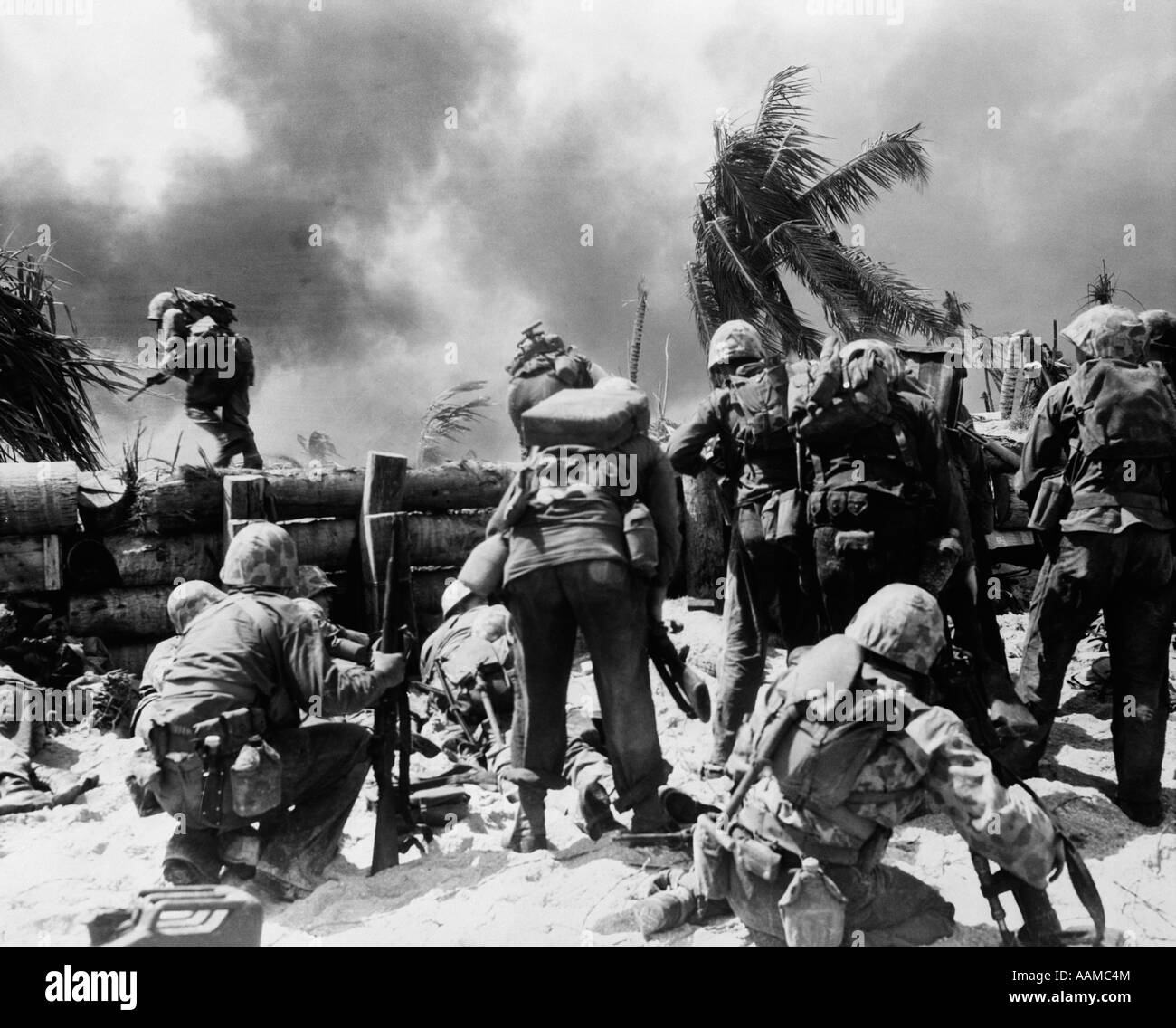 1940ER JAHREN US-MARINES SOLDATEN VERLASSEN ENGEN BRÜCKENKOPF ZUM JAPANISCHE POSITIONEN IM PAZIFIK GEGEN WAFFEN WAFFEN KAMPF ANGRIFF Stockfoto