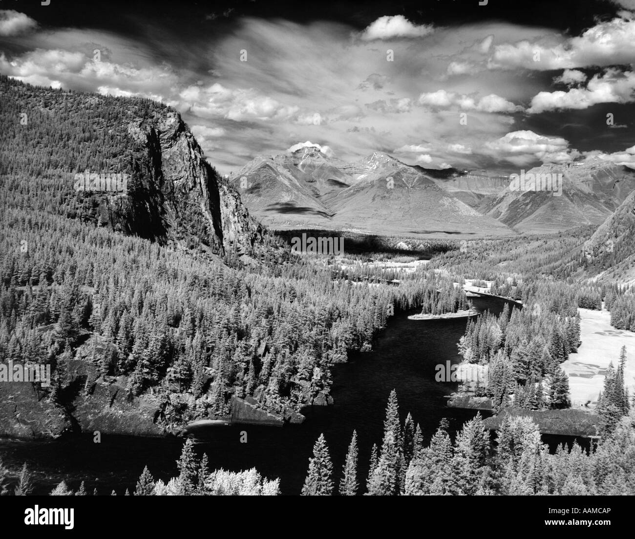 1970ER JAHREN BOW RIVER VALLEY BANFF NATIONAL PARK ALBERTA KANADA RIVER ZWISCHEN BERGEN MIT IMMERGRÜNEN BÄUMEN BEGRABEN Stockfoto