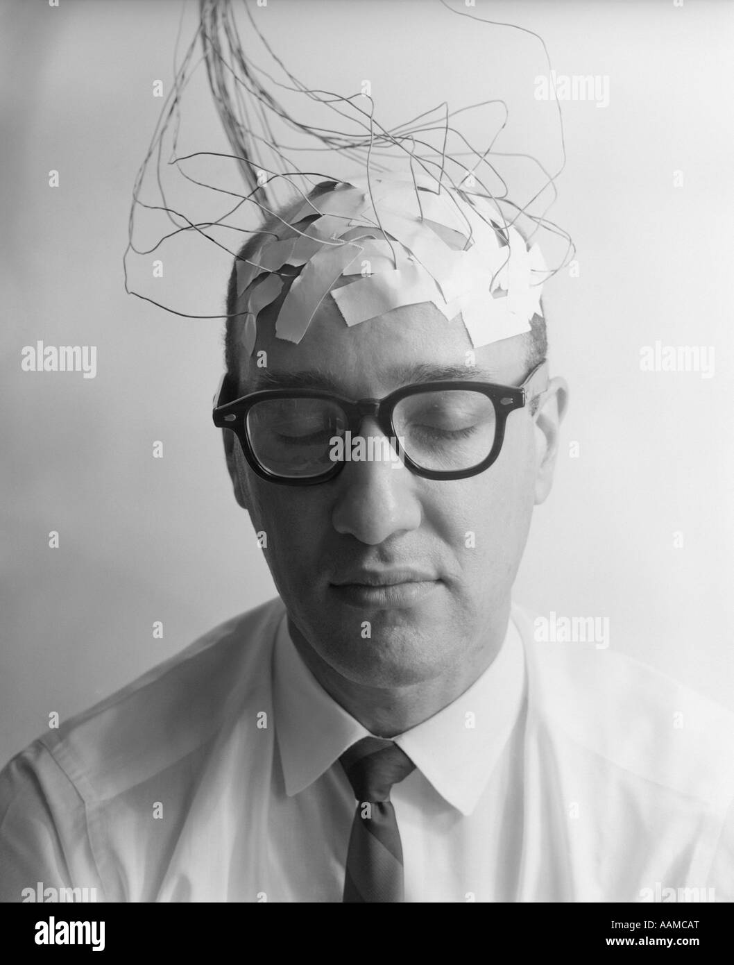 1960ER JAHRE PORTRAIT MANN CHARAKTER MIT DRÄHTE MIT KLEBEBAND AN GLATZE Stockfoto