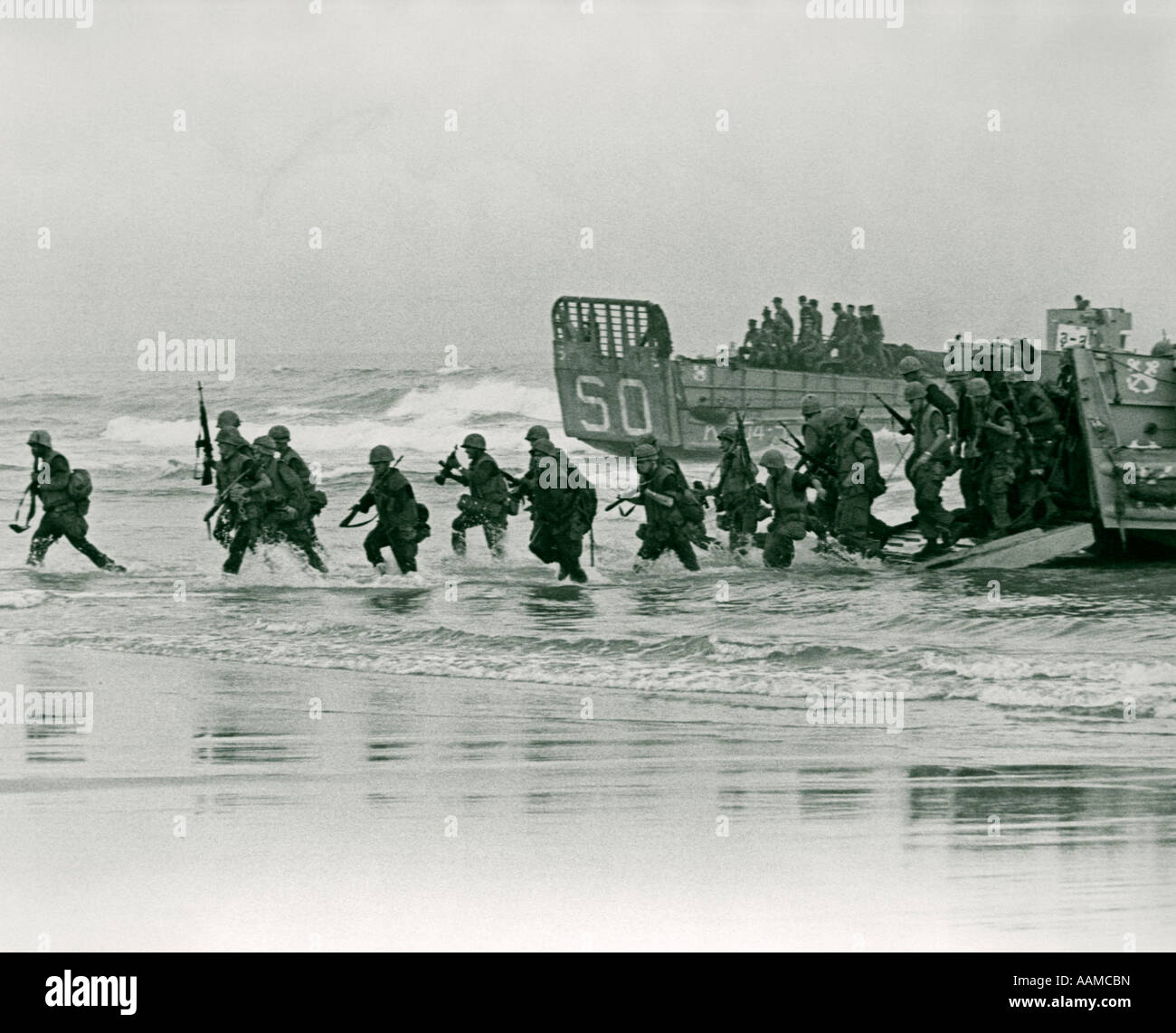1960ER JAHREN MARINES LANDEN AM UFER IM BLUE MARLIN ÜBUNG IN VIETNAM Stockfoto