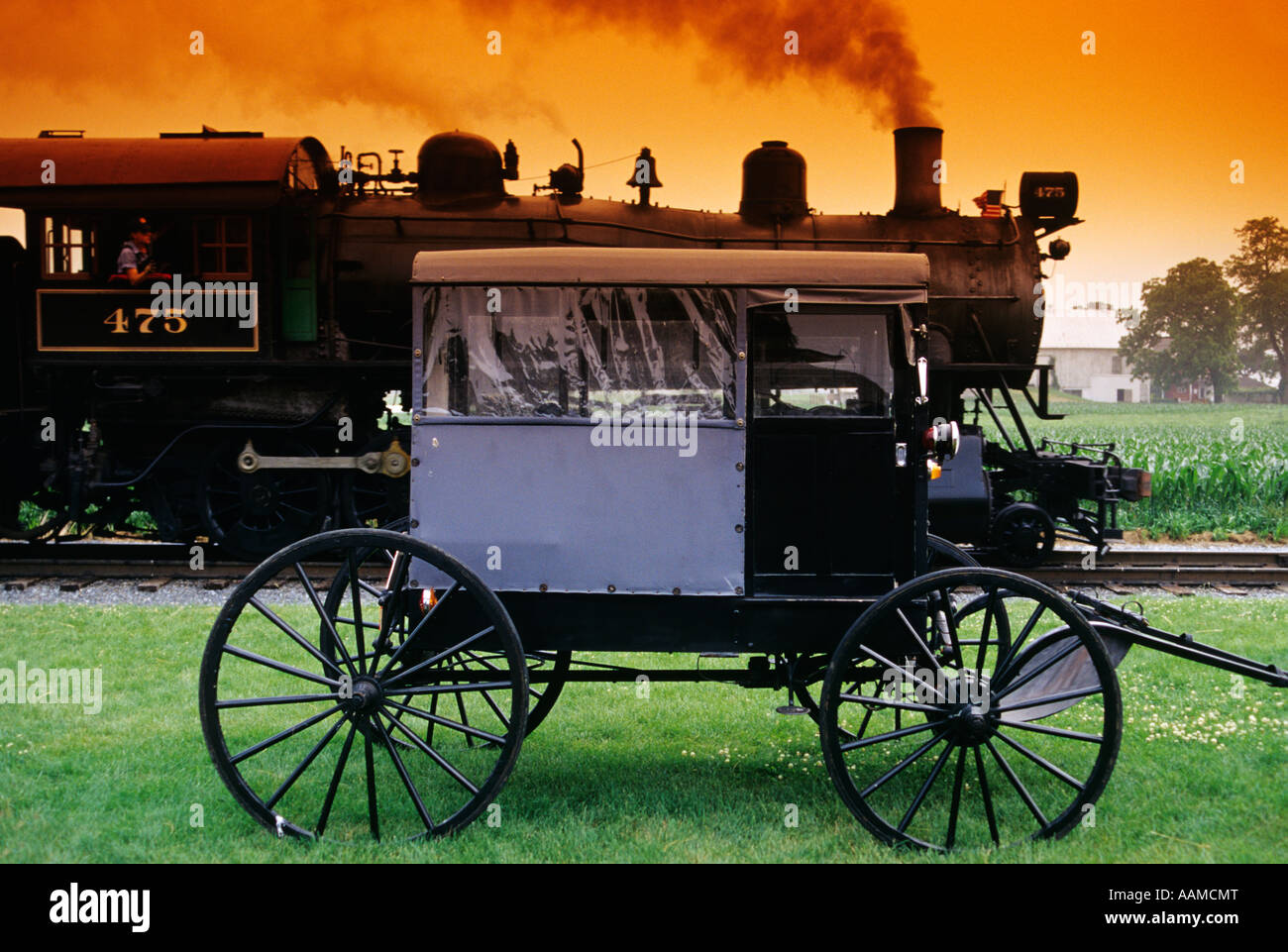 LANCASTER COUNTY PA AMISCHE PFERDEN GEZOGENE KUTSCHE STRASBURG RAILROAD DAMPFMASCHINE LOCOMOTIVE ZUG Stockfoto