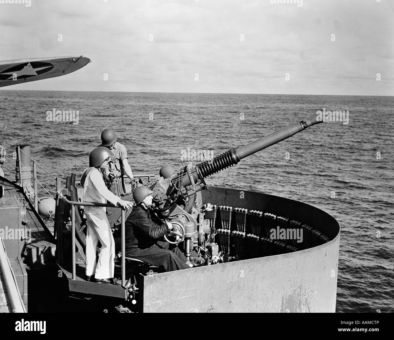 1940ER JAHRE WELTKRIEG II BOFORS FLAK GUN CREW AUF UNS MARINE FLUGZEUGTRÄGER Stockfoto