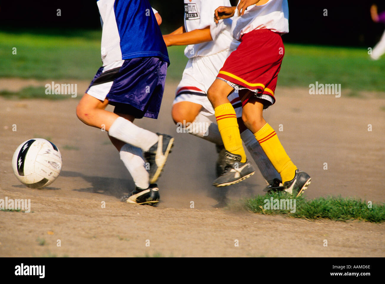 Detail des Kinder-Fußball-Spieler-s-Beine-Fußball Stockfoto