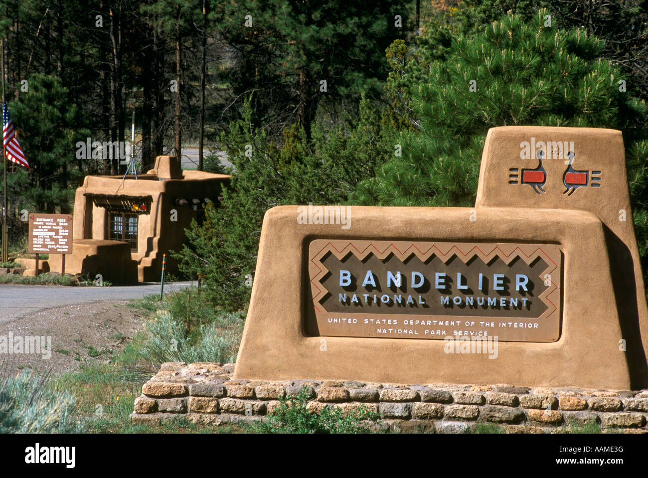 LOS ALAMOS NEW MEXICO EINGANG ZUM BANDELIER NATIONAL MONUMENT PUEBLO ZIVILISATION Stockfoto