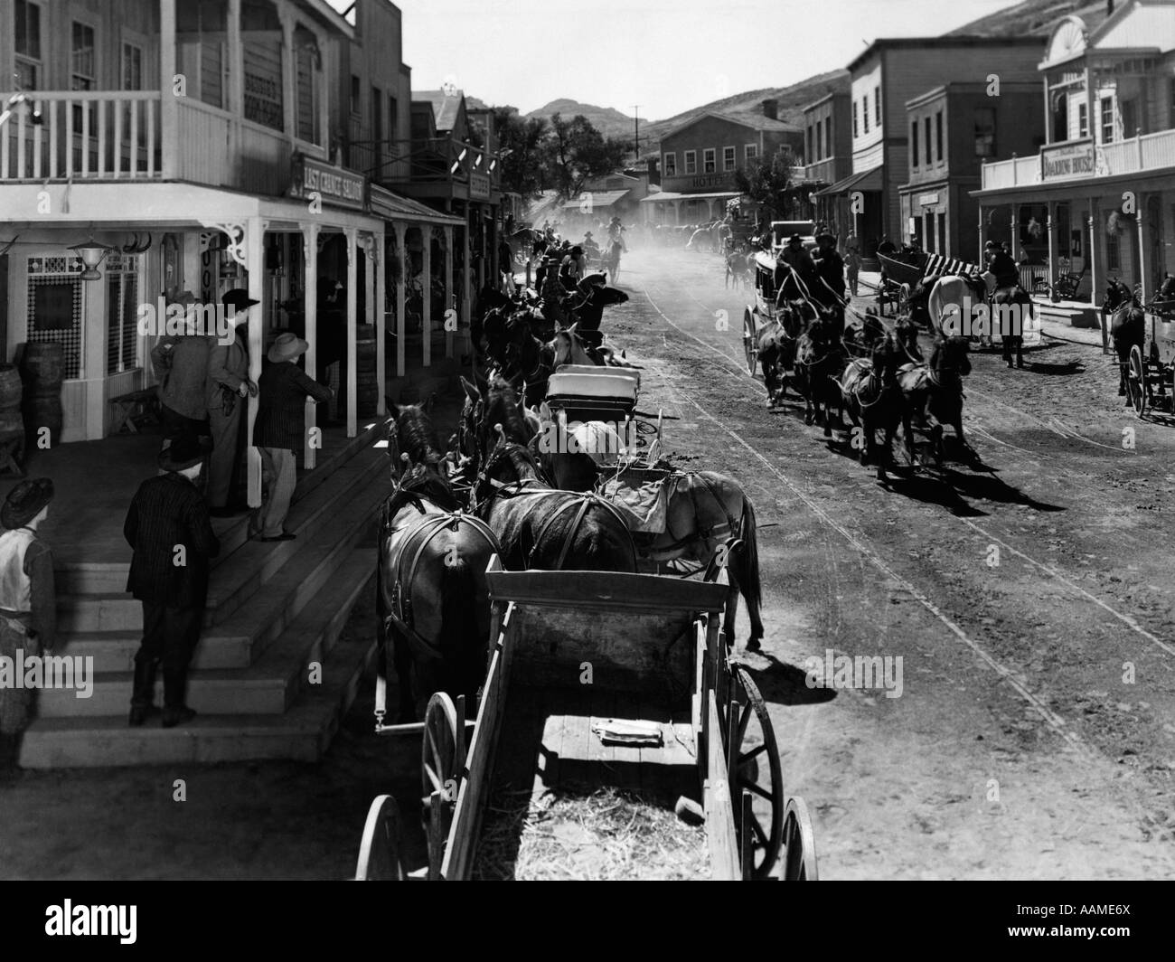 19. JAHRHUNDERT AMERICAN WEST PAAR MÄNNER FAHREN WAGEN GEZOGEN VON SECHS PFERDEN DURCH GRENZSTADT-TEAM Stockfoto