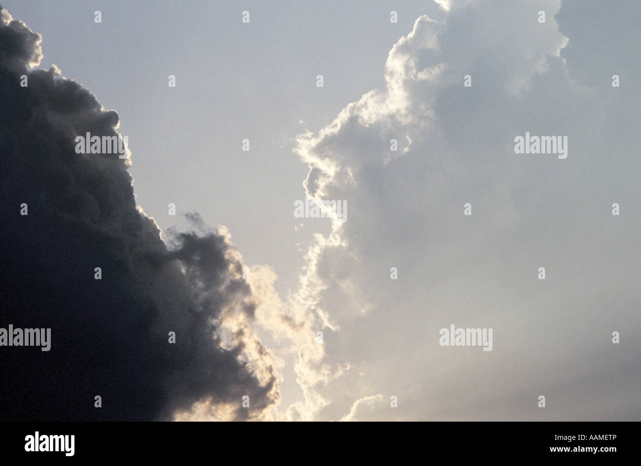 Dunkle und helle Wolken Stockfoto