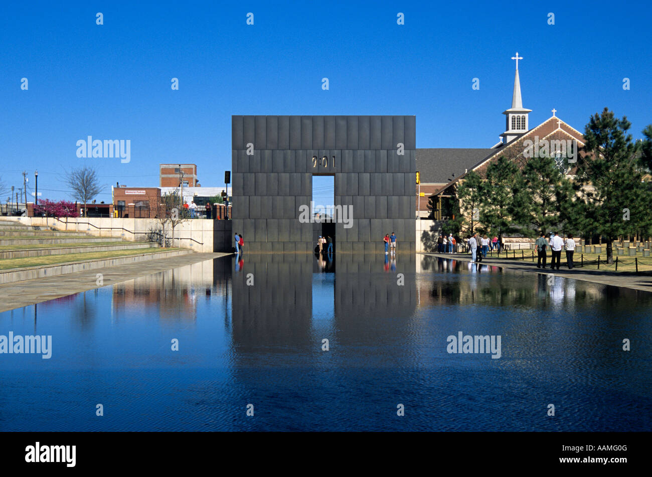 OKLAHOMA CITY OK OKLAHOMA CITY NATIONAL MEMORIAL REFLEKTIERENDEN POOL UND DAS TOR DER ZEIT Stockfoto