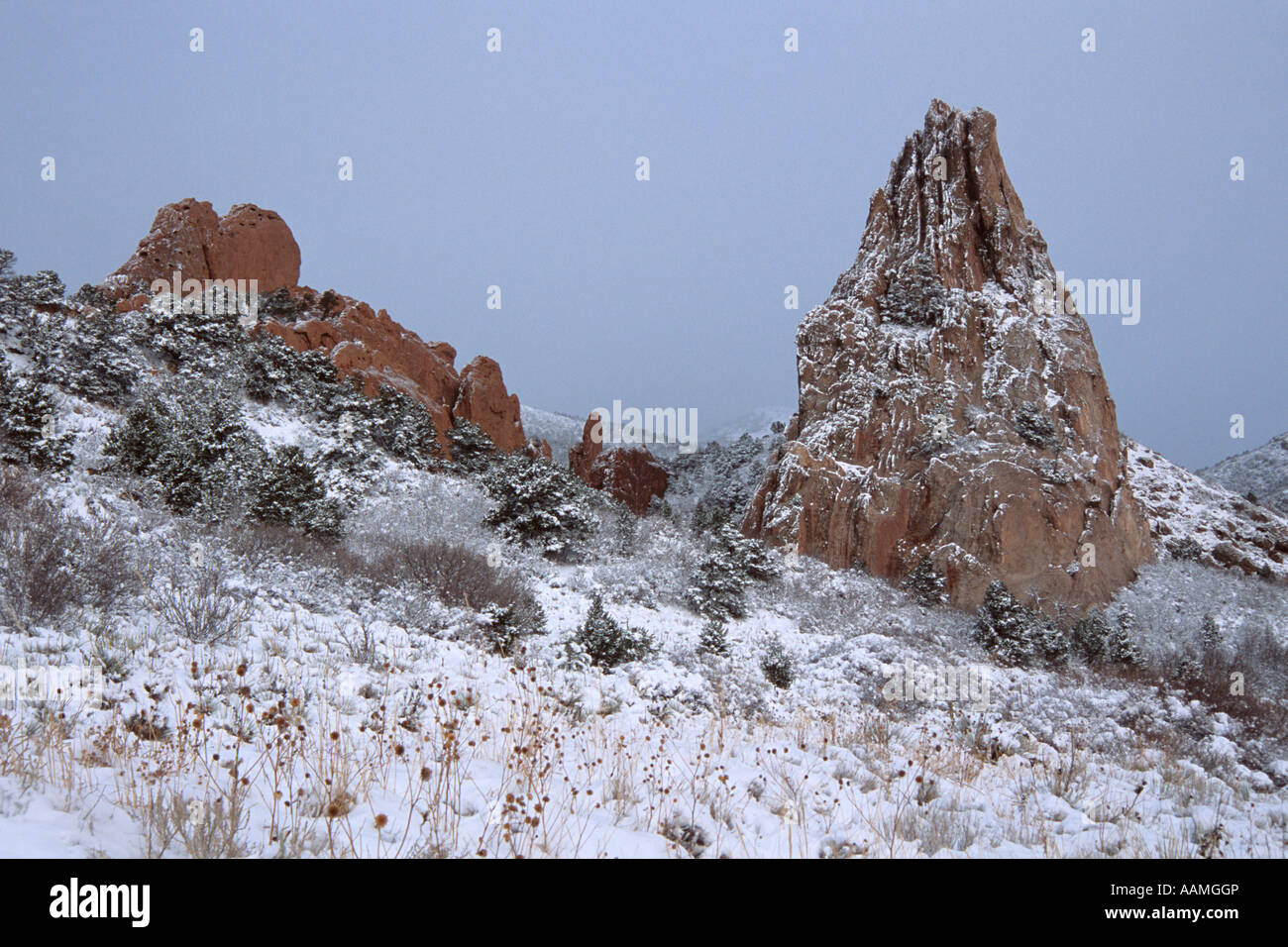 GARTEN DER GÖTTER SANDSTEIN TURM NEUSCHNEE MORGEN COLORADO SPRINGS Stockfoto