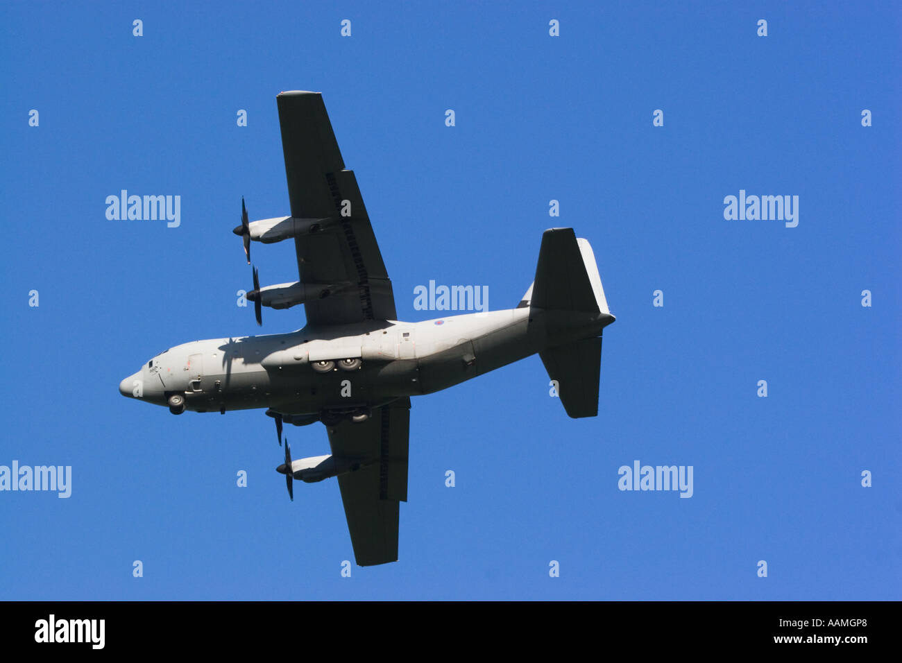 Lockheed Hercules C5 C-130j RAF Royal Air Force 47 ZH885 Geschwader Lyneham Wiltshire UK klaren blauen Himmel Stockfoto