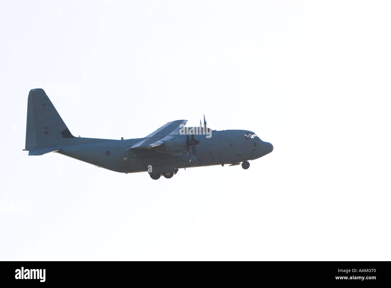 Lockheed Hercules C5 C-130j RAF Royal Air Force 47 ZH885 Geschwader Lyneham Wiltshire UK klaren blauen Himmel Stockfoto