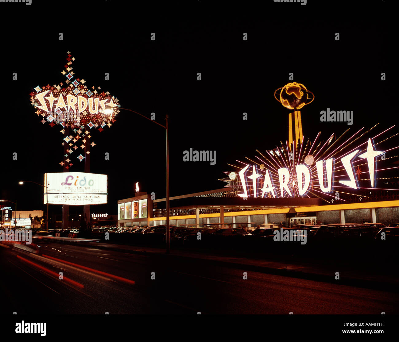 1970ER JAHREN LAS VEGAS STARDUST CASINO IN DER NACHT Stockfoto 1970ER JAHREN LAS VEGAS STARDUST CASINO IN DER NACHT Stockfoto
