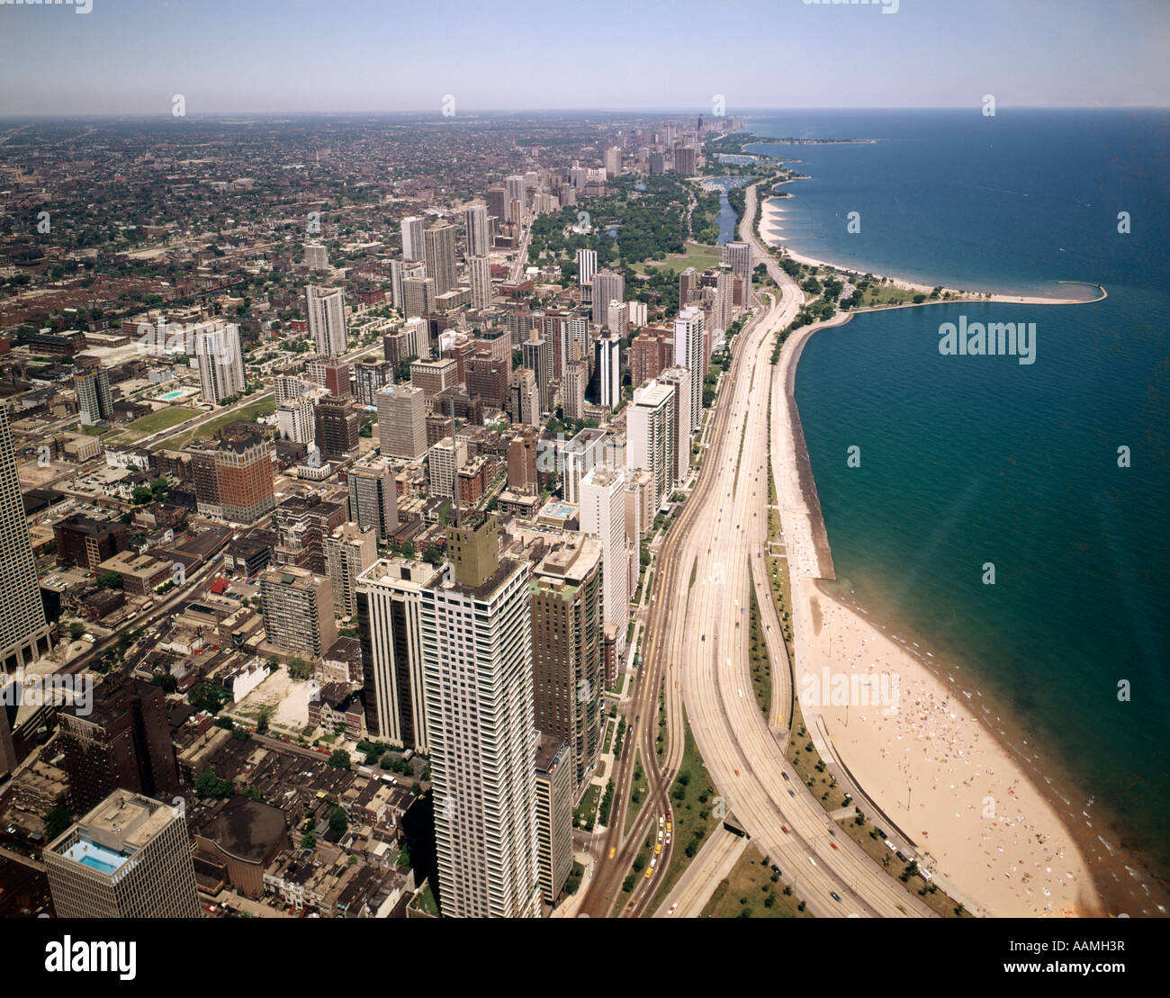 1970 1970S LUFTBILD BLICK RICHTUNG NORDEN ENTLANG LAKE SHORE DRIVE CHICAGO LAKE MICHIGAN SHORELINE ILLINOIS RETRO VINTAGE Stockfoto