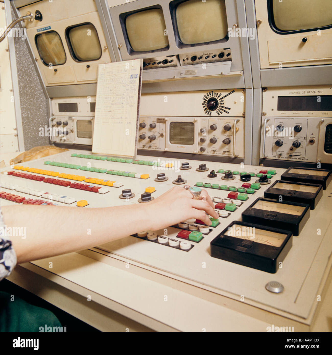 1970ER JAHRE HAND AN REGLERN TV STUDIO CONTROL ROOM Stockfoto