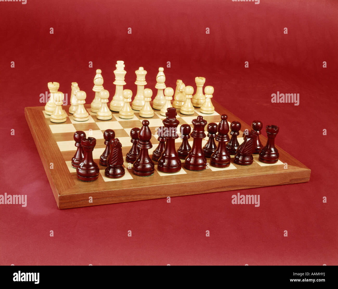 1970ER JAHREN SCHACH-SET AN BORD STILLLEBEN ROT-WEIßE STÜCKE SCHACHSPIEL DER 1970ER JAHRE ANGEORDNET Stockfoto