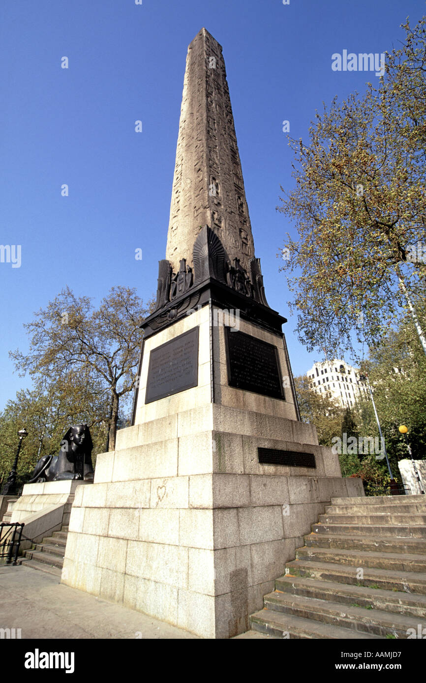Kleopatras Nadel, ein Obelisk ursprünglich aus Ägypten aber jetzt wohnhaft am nördlichen Ufer der Themse in London. Stockfoto