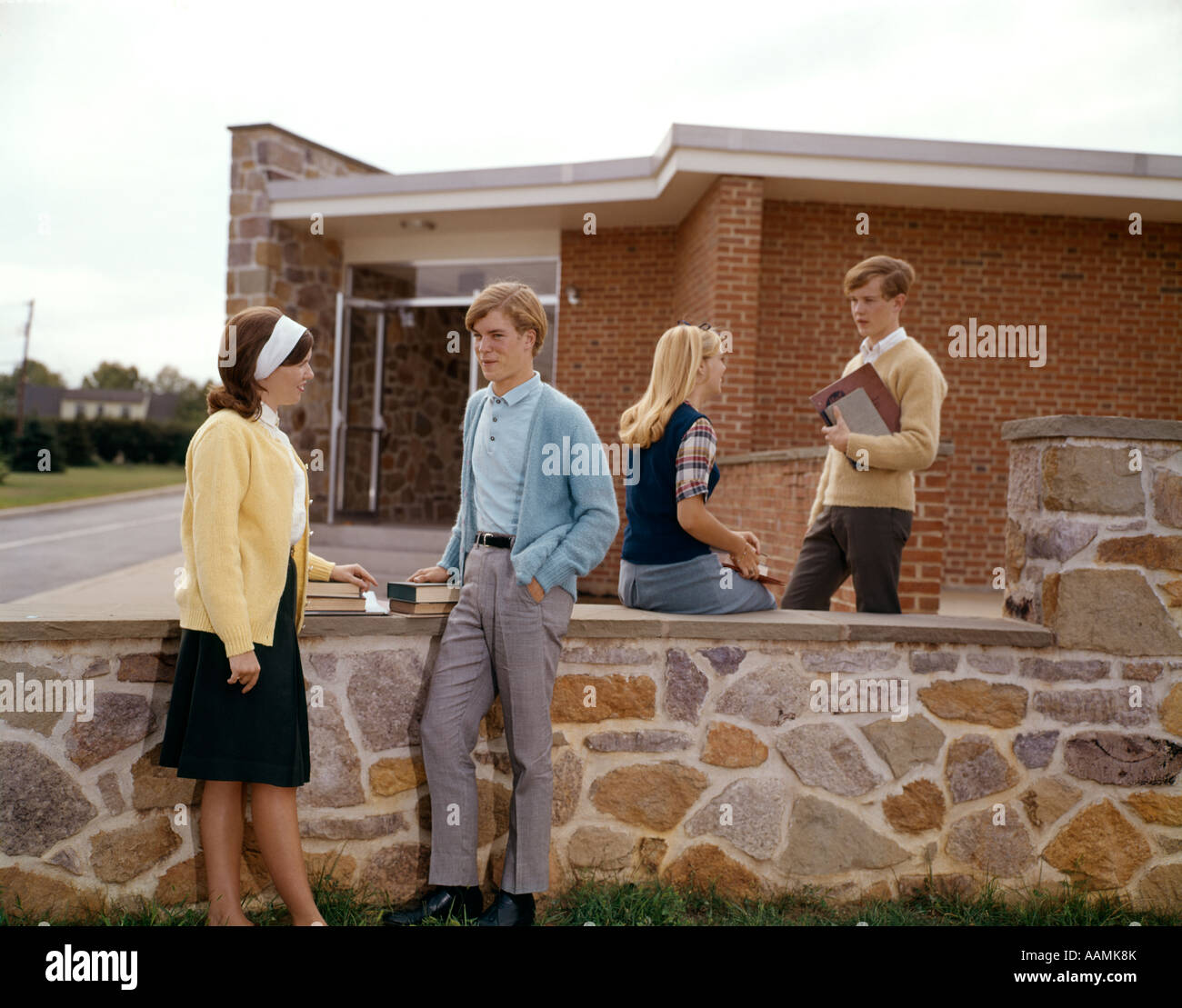 STUDENTEN-COLLEGE COLLEGE CAMPUS BÜCHER MÄNNER FRAUEN 1960 1960S RETRO Stockfoto