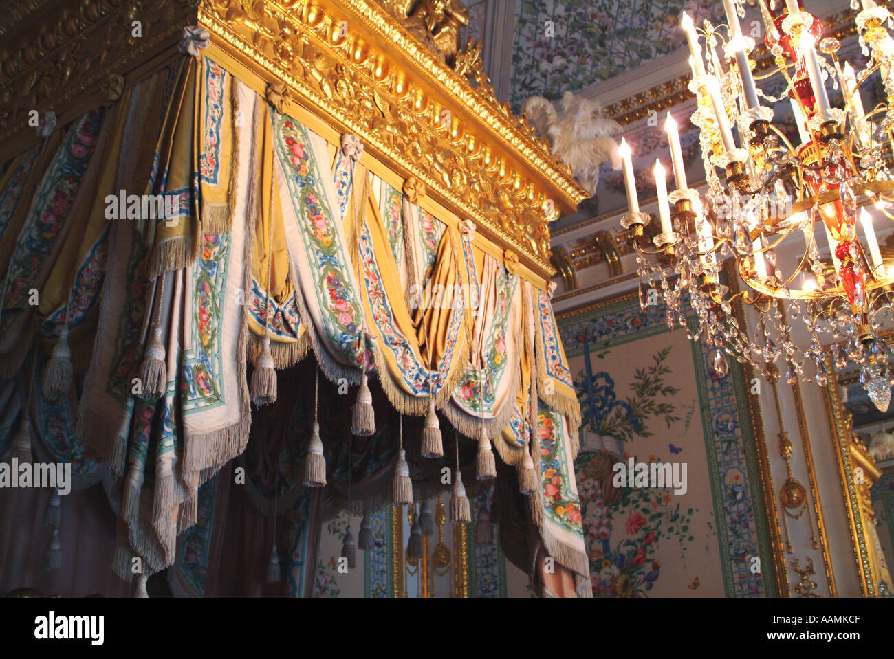 Pawlowsk-Palast innen Nr St Petersburg Russland Vorhänge am Himmelbett Stockfoto