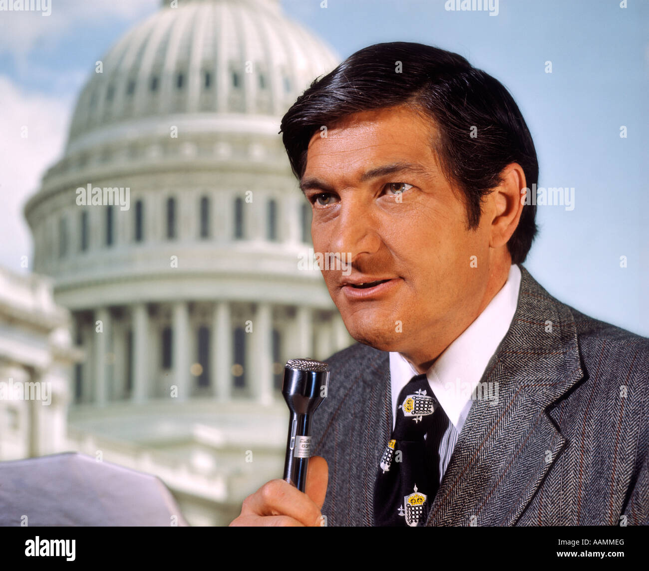 1970 1970S NEWS REPORTER CAPITOL HAUPTSTADT WASHINGTON DC DC SCHWARZES HAAR SPORT JACKE MIKROFON MIC RETRO Stockfoto