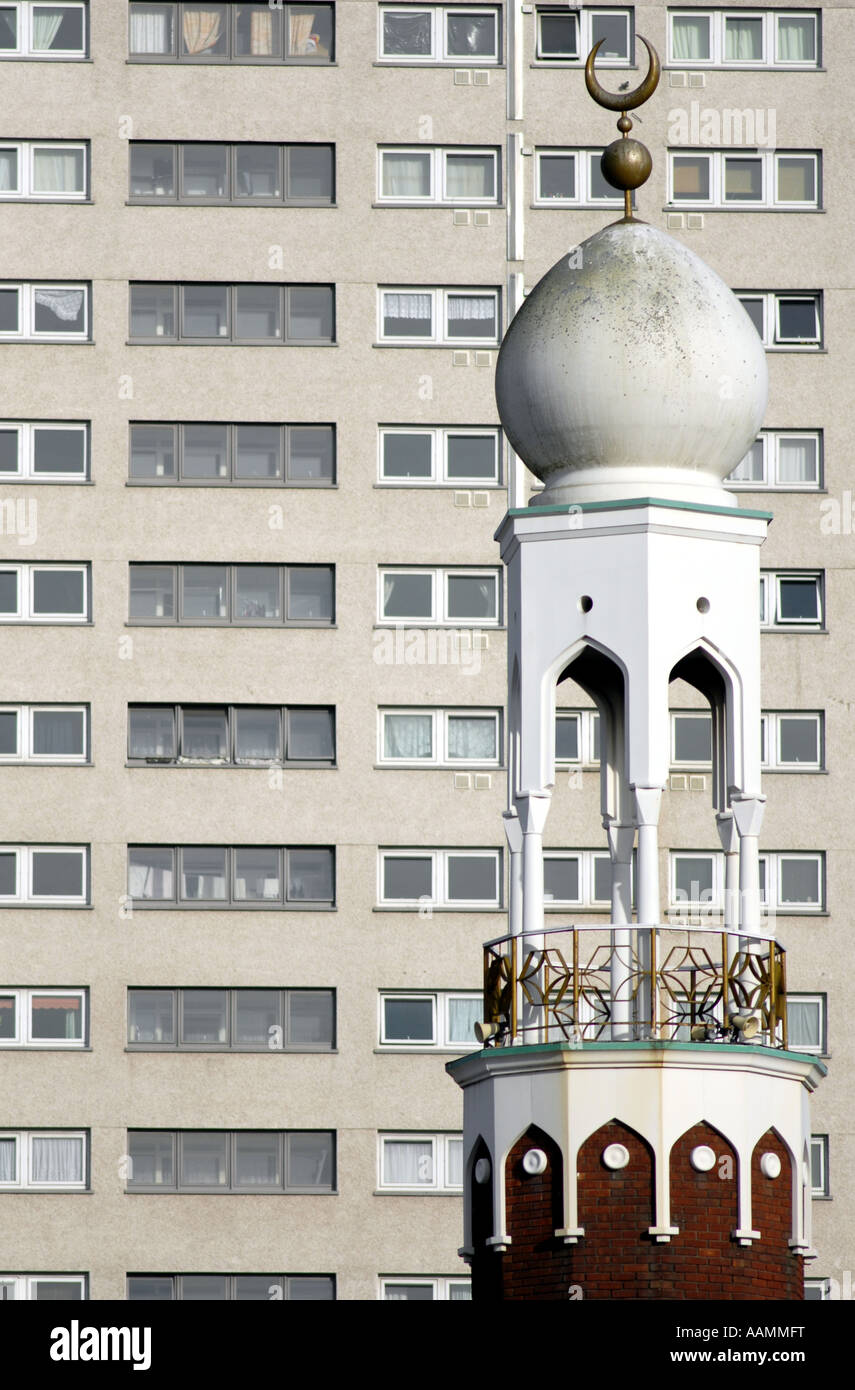 Zentrale Moschee Birmingham, high-Rise Wohnungen hinten Stockfoto