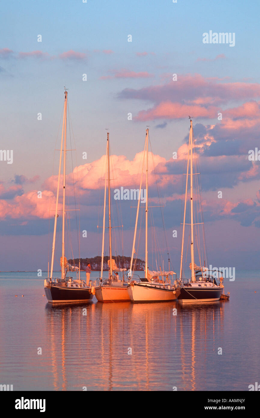 GEFLÖßT BOOTE DYMER CREEK VA CHESAPEAKE BAY AREA SONNENUNTERGANG Stockfoto