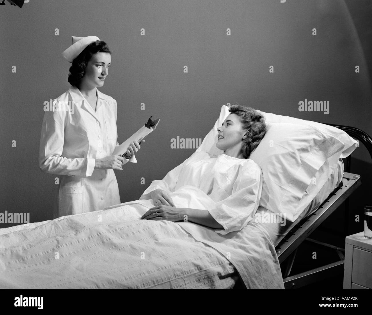 1950ER JAHRE KRANKENSCHWESTERPATIENTFRAUBETTENKRANKENHAUS KRANKHEIT