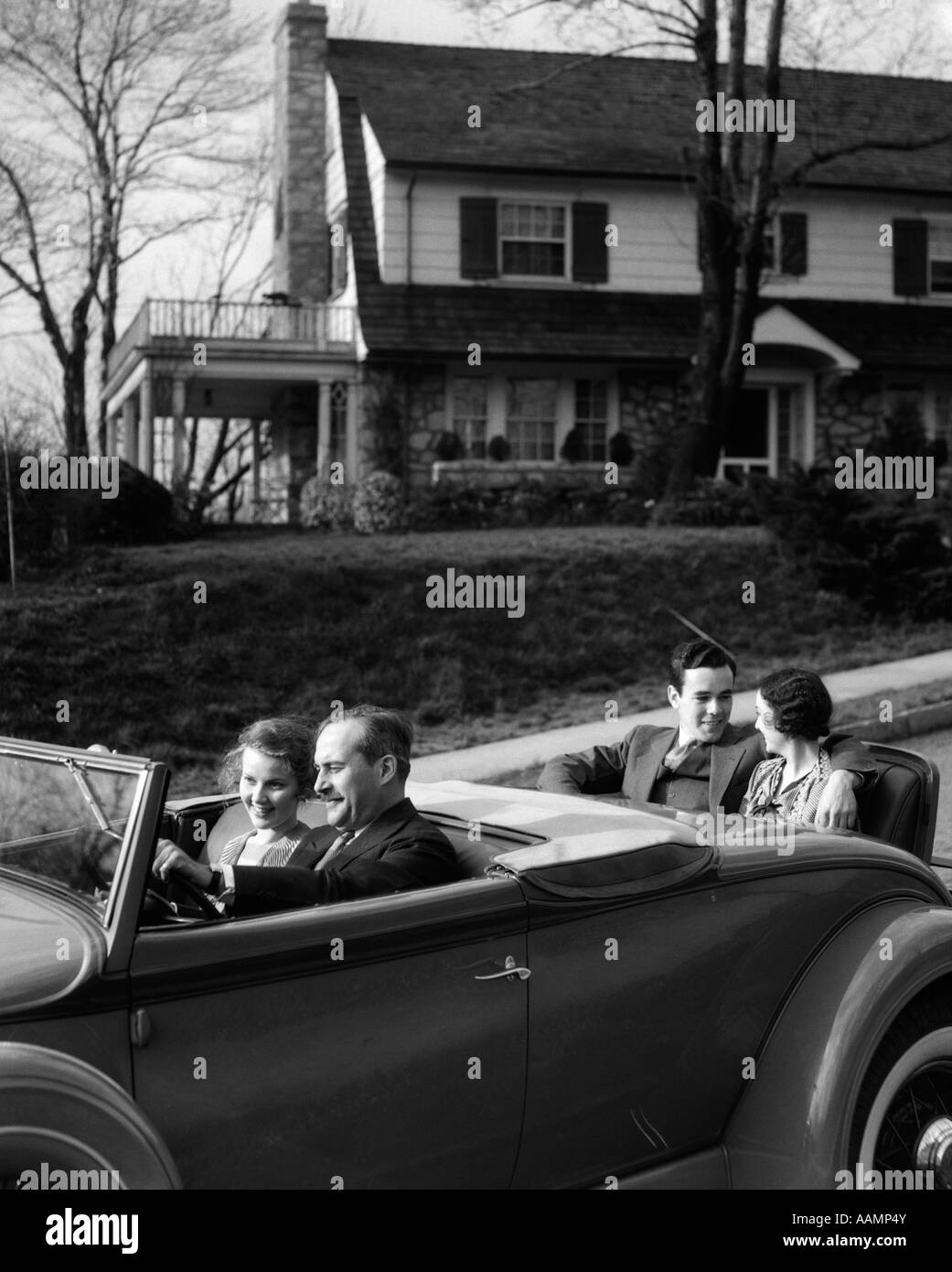1930ER-JAHRE RETRO-PAARE CABRIO FAHRT GENERATIONEN VERDOPPELN DATUM Stockfoto