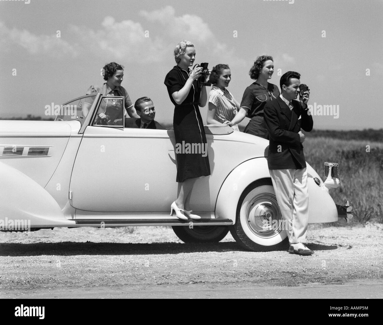 1940s women friends Fotos und Bildmaterial in hoher Auflösung Alamy