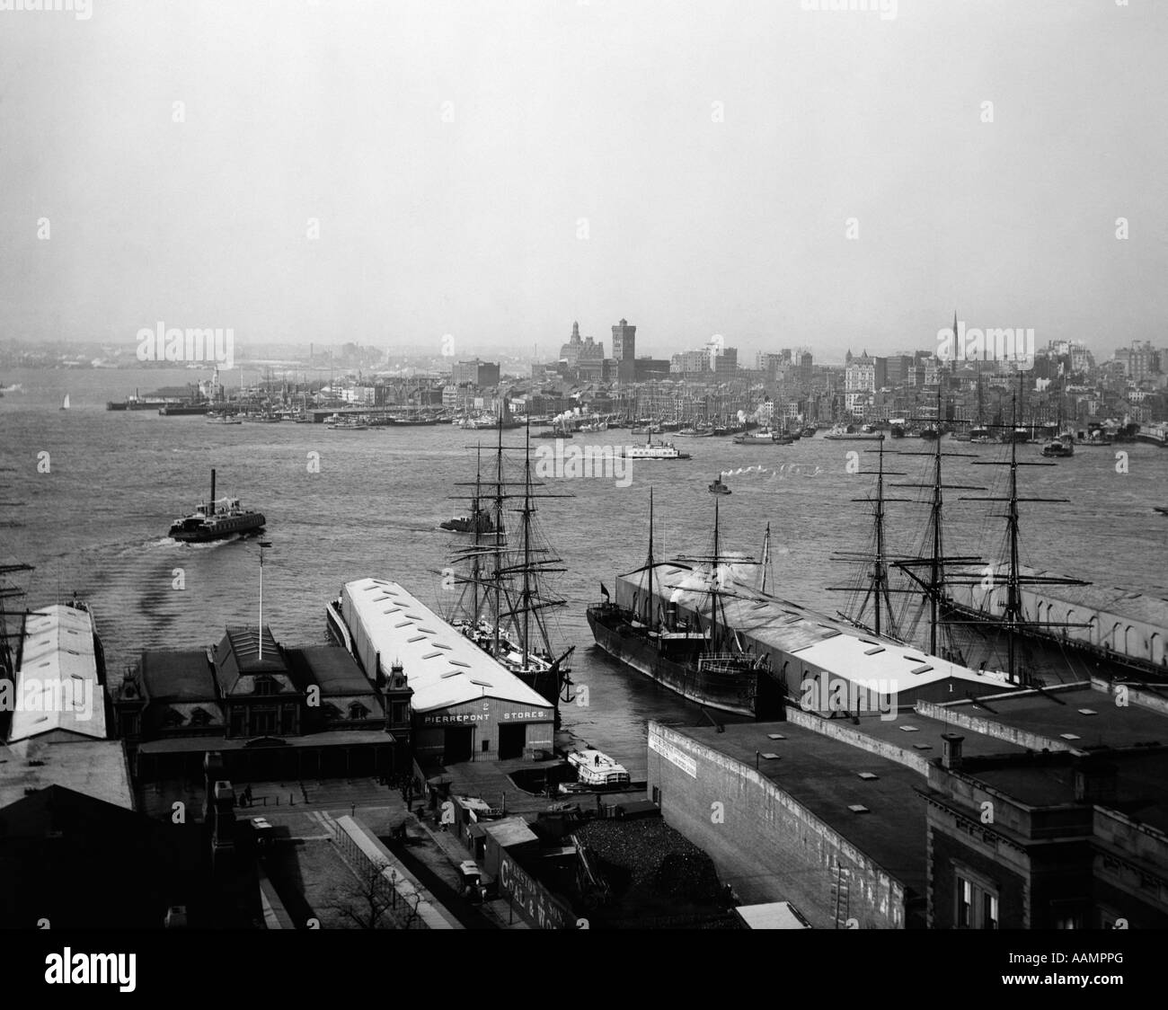 1890S 1900S PANORAMA DER NEW YORKER HAFEN SCHIFFE IM VORDERGRUND STADT IM HINTERGRUND Stockfoto