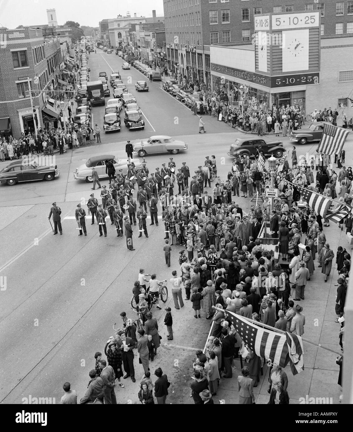 1940S 1950S KLEINSTADT MENGE MENSCHEN MÄNNER FRAUEN MILITÄRGRUPPE MONTIEREN FÜR PARADE FAHNEN MEMORIAL VETERANS DAY URLAUB Stockfoto