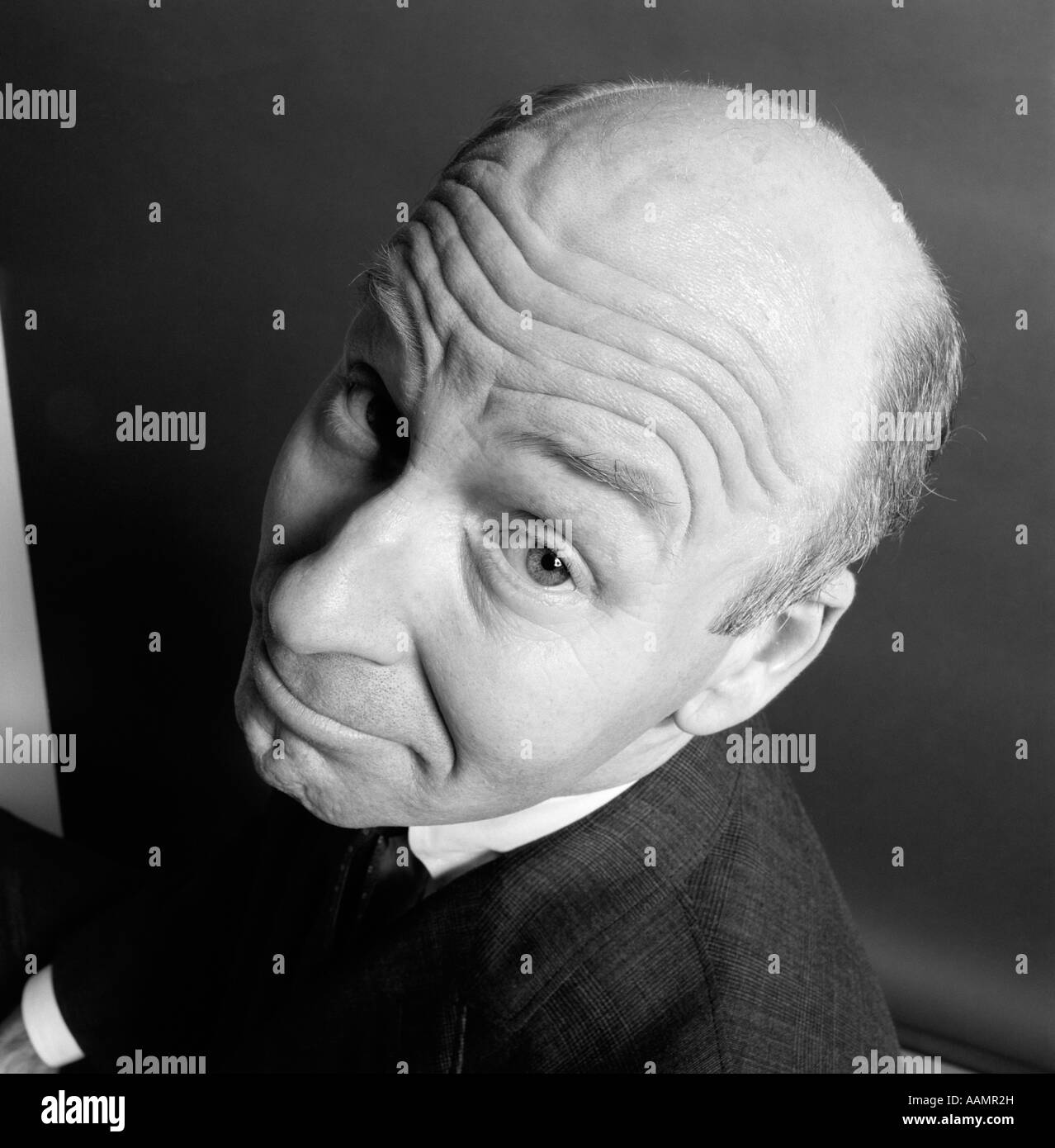 Charakter Glatzkopf Auf Kamera Amusiert Sorgen Lustige Gesichtsausdruck Faltige Stirn Shot Von Oben Stockfotografie Alamy