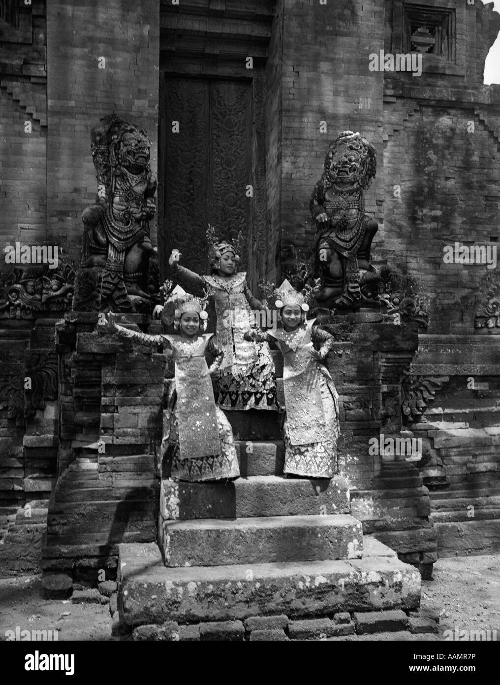 1920ER JAHRE 1930ER JAHRE 3 JUNGE TÄNZERINNEN DER TEMPEL AUF STUFEN DES ALTEN TEMPELS VOLKSTANZ TRACHT Stockfoto