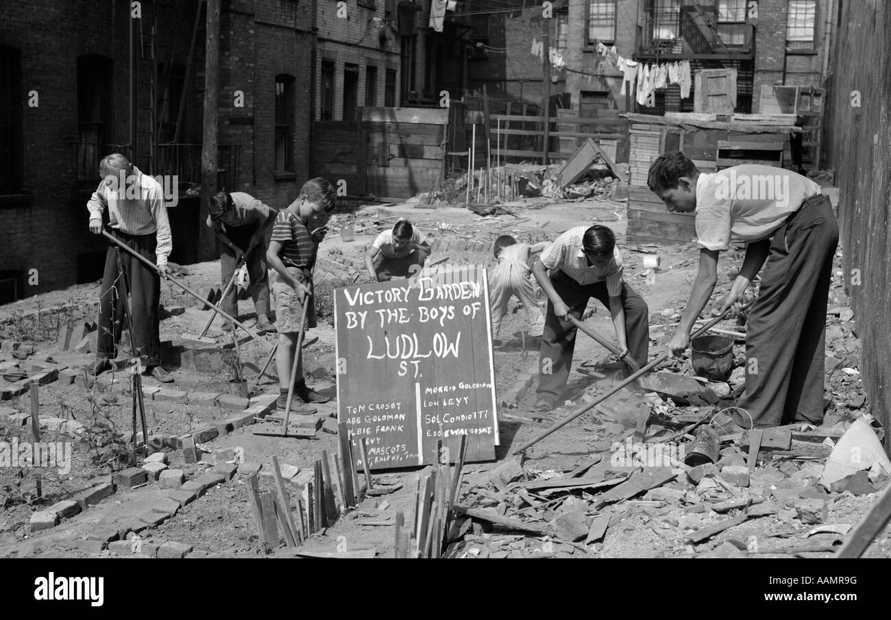 1940ER JAHRE JUNGEN ARBEITEN IN KRIEGSZEITEN VICTORY GARDEN LUDLOW STREET IN NEW YORK CITY SENKEN EAST SIDE MANHATTAN WWII Stockfoto