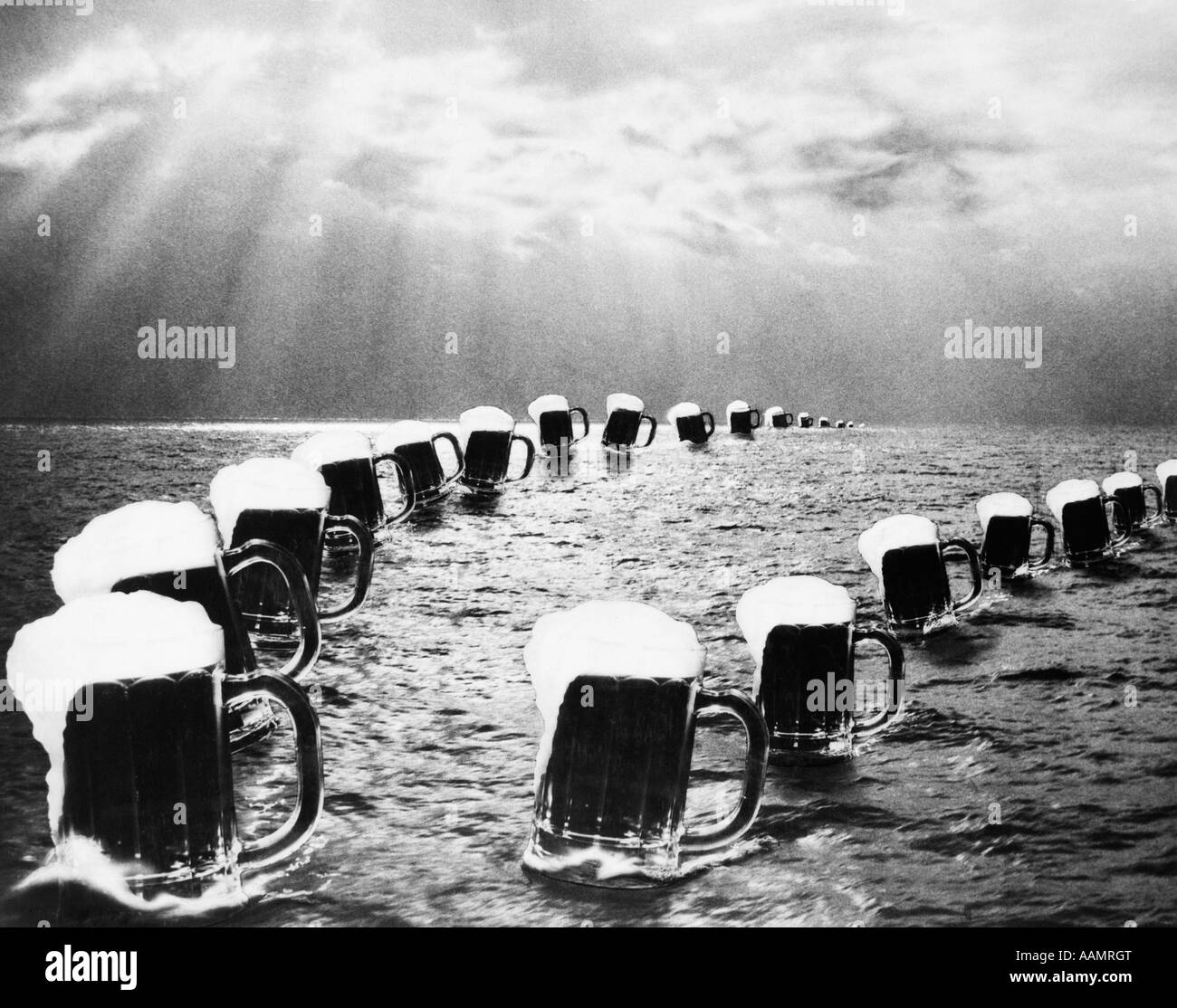 COMPOSITE FOTO BECHER BIER ON OCEAN AS IN BALLY HOO ZEITSCHRIFT FEIERT DAS ENDE DER PROHIBITION GESEHEN AM 5. DEZEMBER 1933 Stockfoto