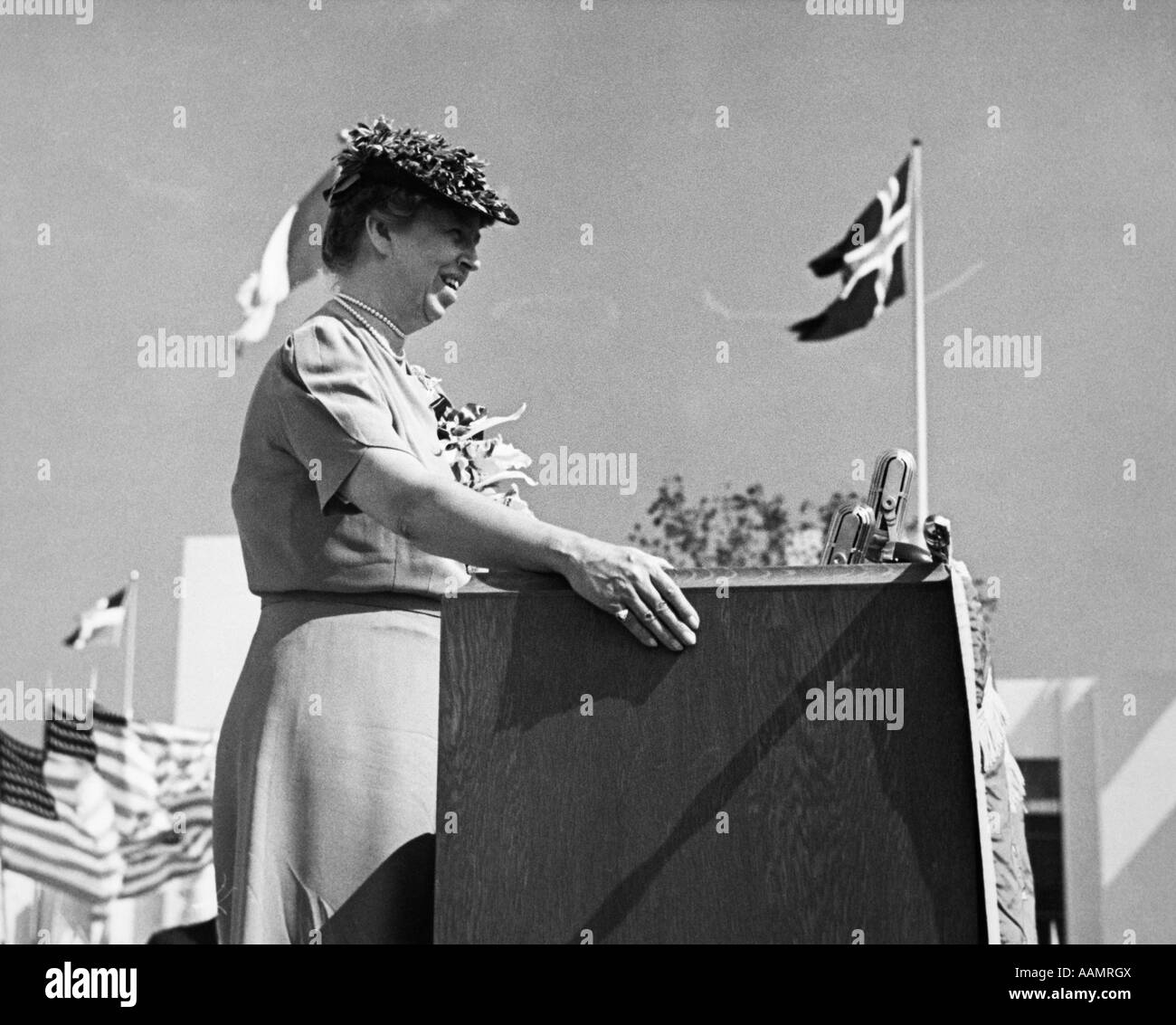 1930ER JAHRE FIRST LADY ELEANOR ROOSEVELT STEHEND AUF EINEM PODIUM IN DER NEW YORKER WELTAUSSTELLUNG ÖFFENTLICH ZU SPRECHEN Stockfoto
