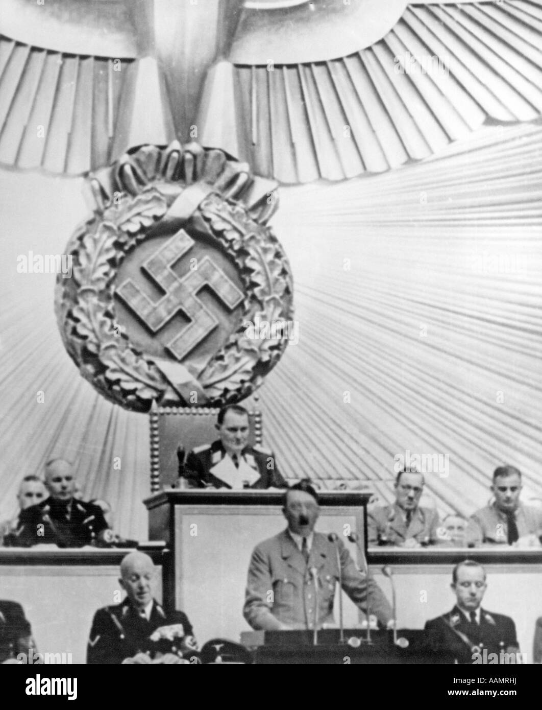 1930ER JAHREN ADOLF HITLER PODIUM SPRECHEN UNTER GROßEN HAKENKREUZ AM REICHSTAG Stockfoto