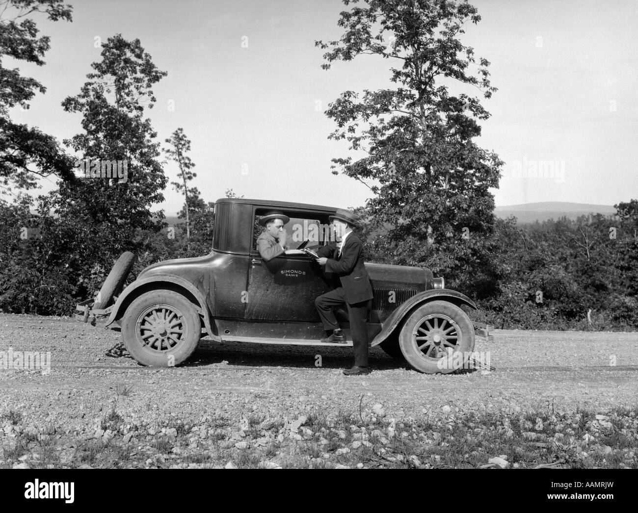 1930ER JAHRE AUTOMOBIL VERKÄUFER AUTOBAHN FUßGÄNGER IRON COUNTY IN MISSOURI Stockfoto
