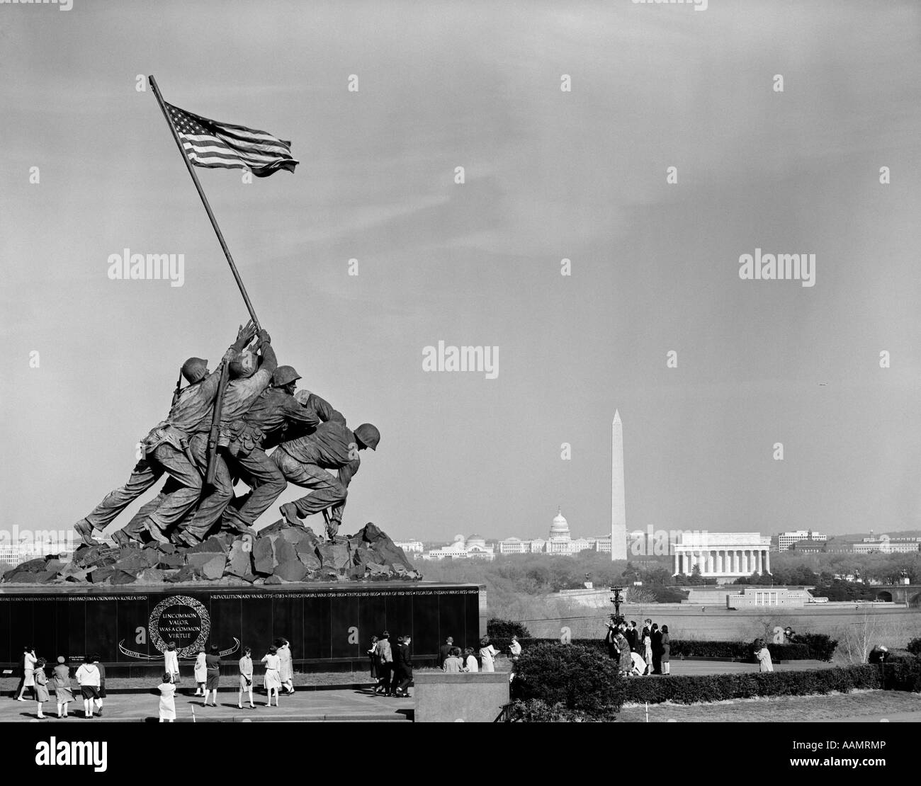1960ER JAHRE MARINE CORPS DENKMAL MIT WASHINGTON DC SKYLINE IM HINTERGRUND Stockfoto