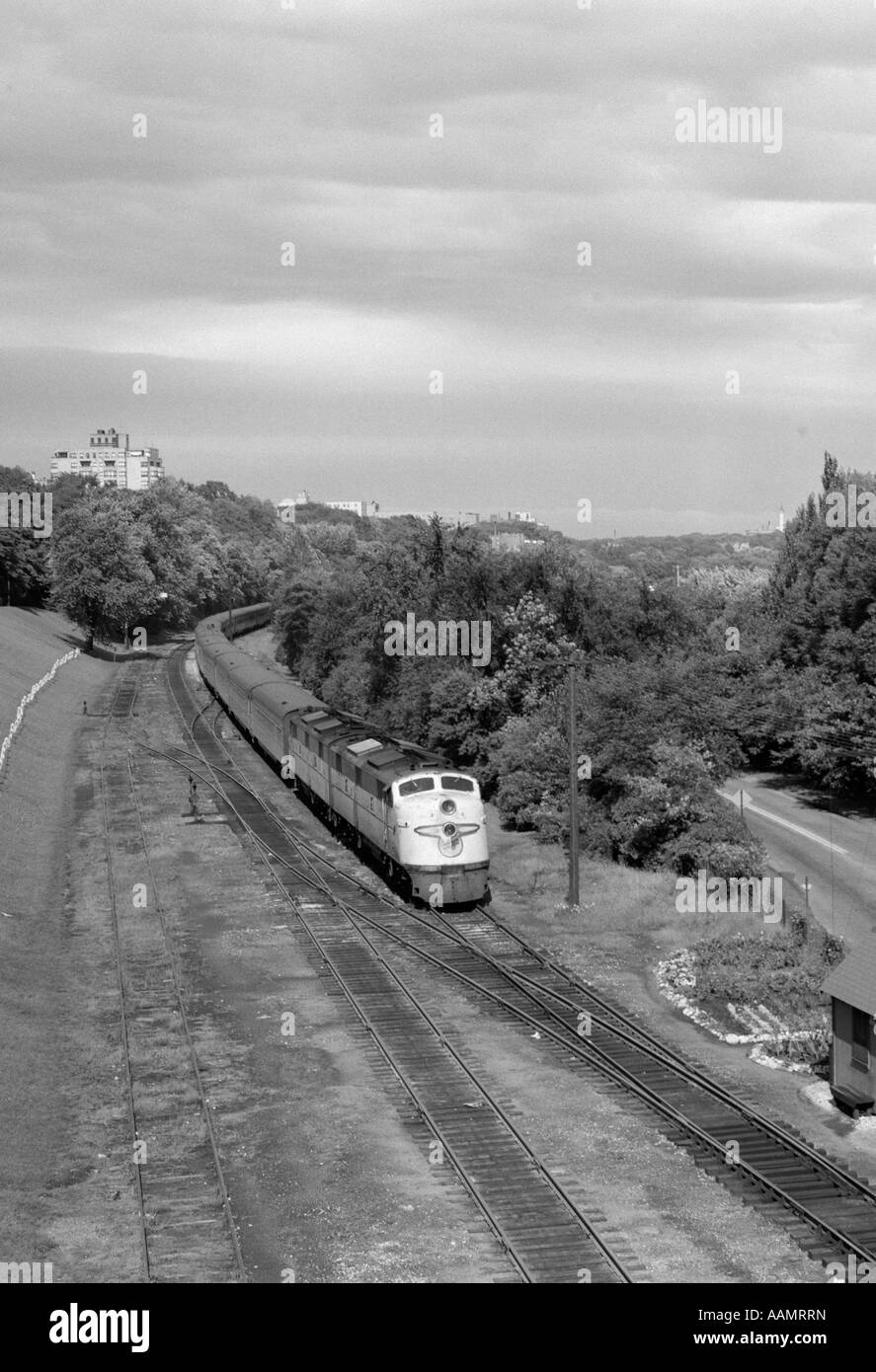 1950ER JAHREN DRAUFSICHT DER OPTIMIERTE DIESEL LOKOMOTIVE EISENBAHN PERSONENZUG AUF DER DURCHREISE SUBURBAN Stockfoto