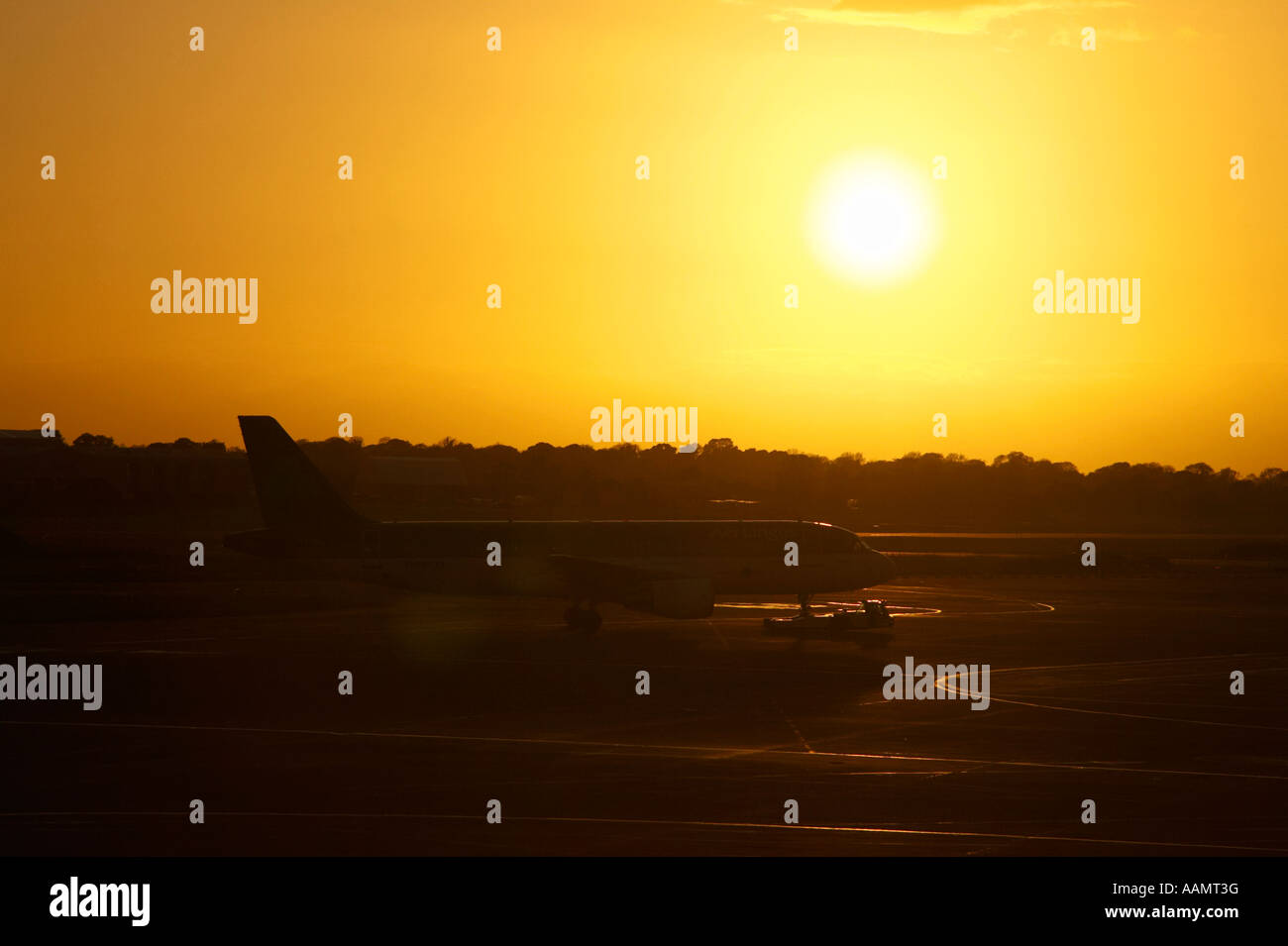Aer Lingus Airbus A320-214 geschleppt auf die Start-und Landebahn am Flughafen Dublin vor am Abend die untergehende Sonne Stockfoto