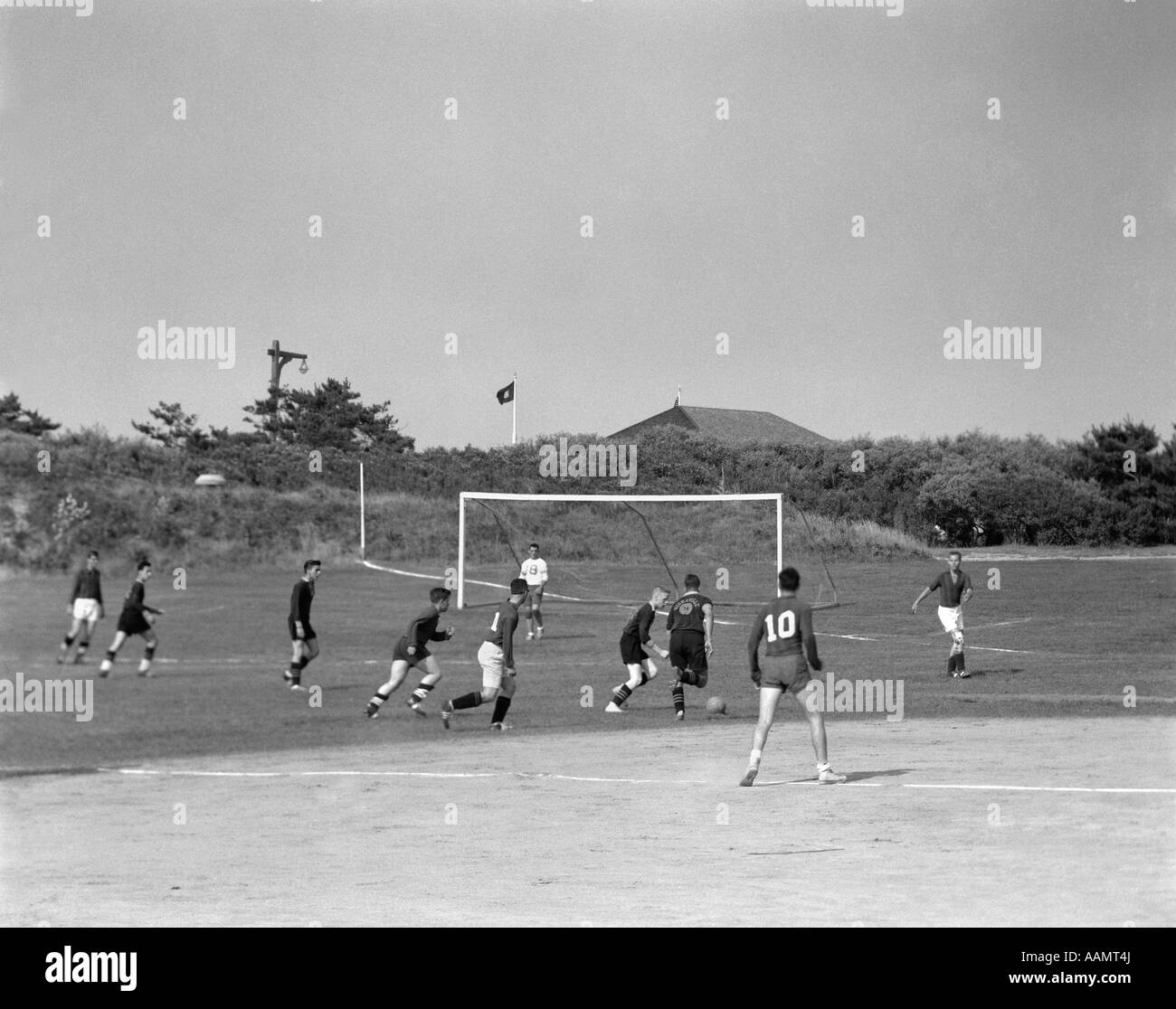 1960ER JAHRE JUNGEN FUßBALL-SPIEL Stockfoto