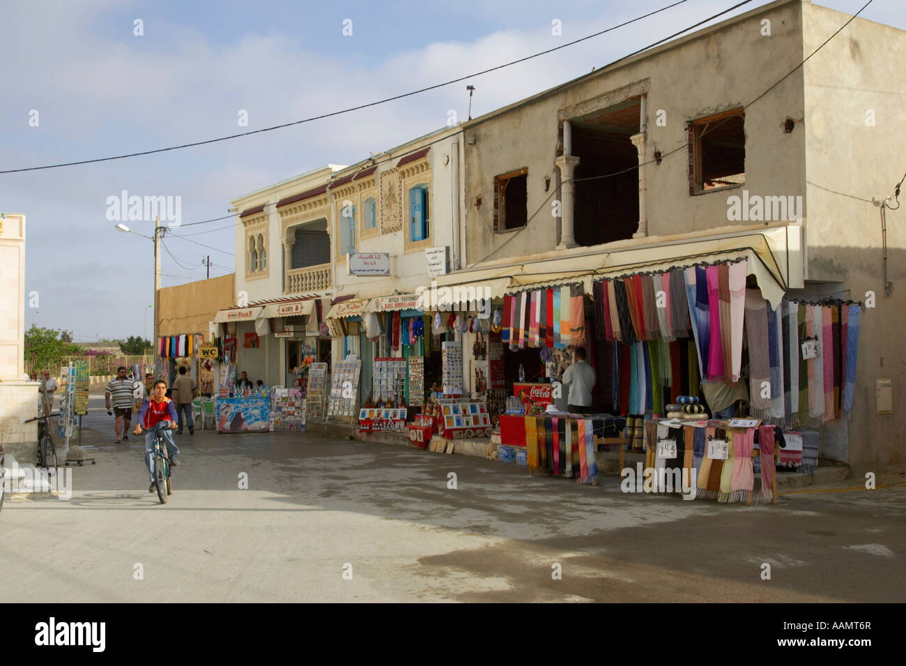 touristischen Geschäfte auf der Straße außerhalb der alten Colloseum in el Jem Tunesien Stockfoto